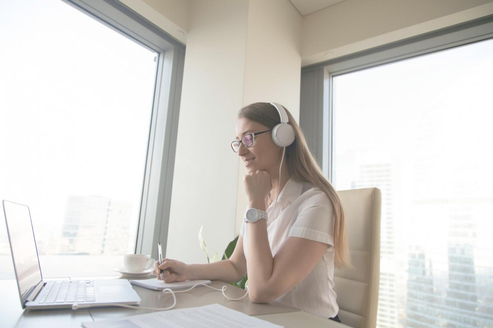 Teilnehmer arbeiten gemeinsam an Marketingstrategien