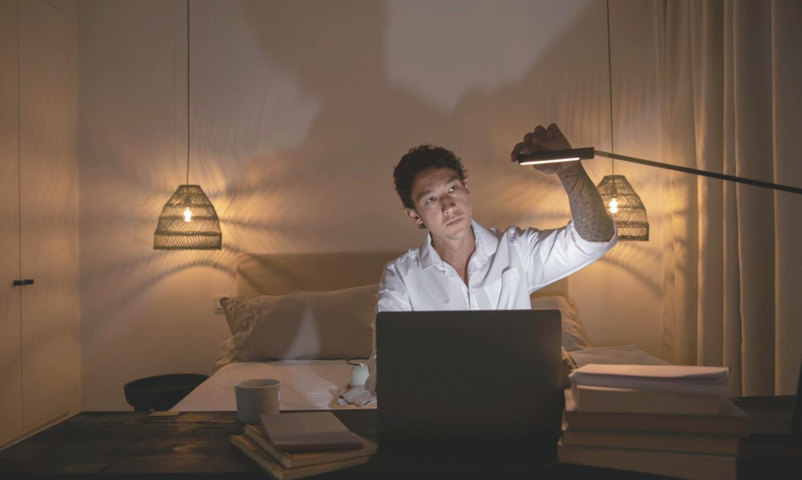 Workshop-Situation mit Laptops und Notizen