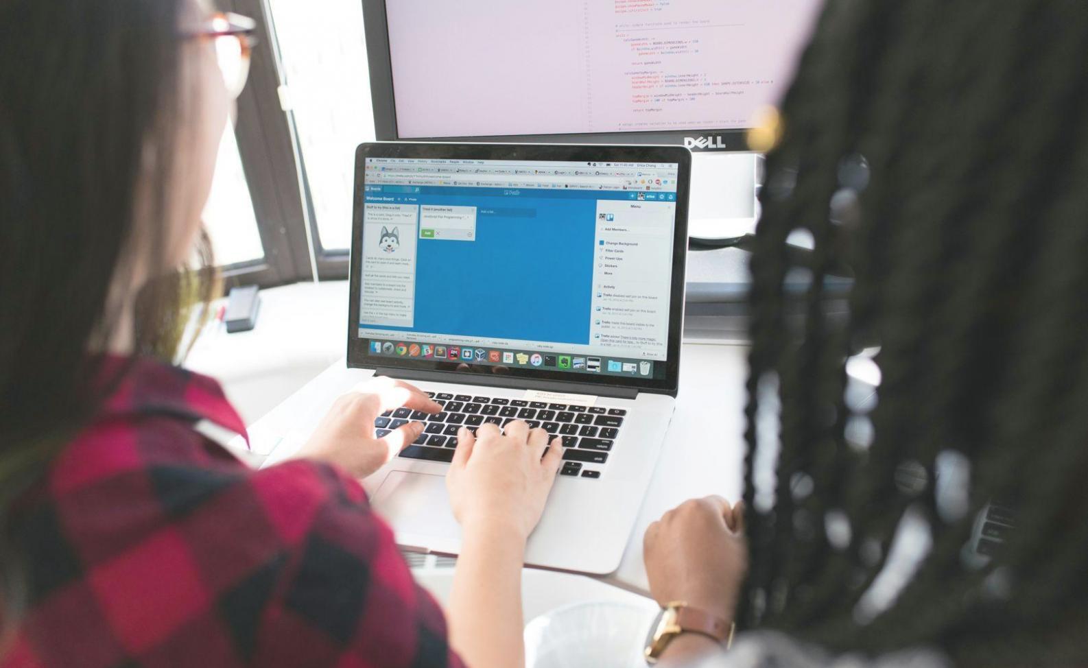 Geschäftstreffen zur Entwicklung von Finanz-Marketing-Strategien