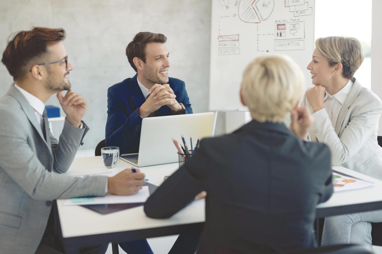 Strategieentwicklung im Büro mit Dokumenten und Diagrammen